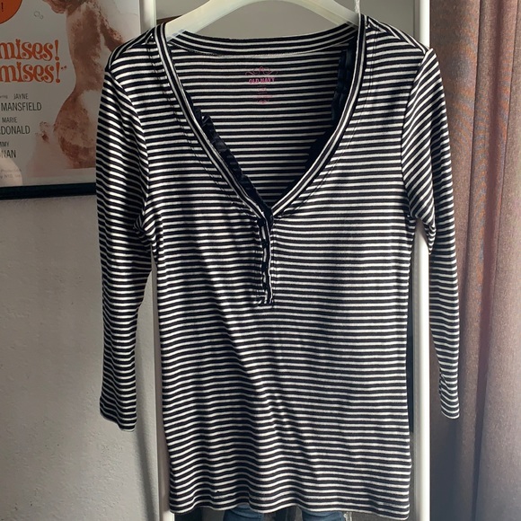 Old Navy Tops - ⚫️⚪️ Black & white striped long-sleeve ruffle top